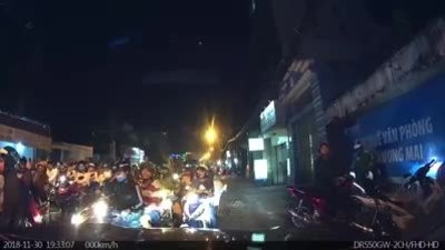 Tài xế ôtô bị chặn đầu bởi trăm xe máy đi ngược chiều ở Sài Gòn