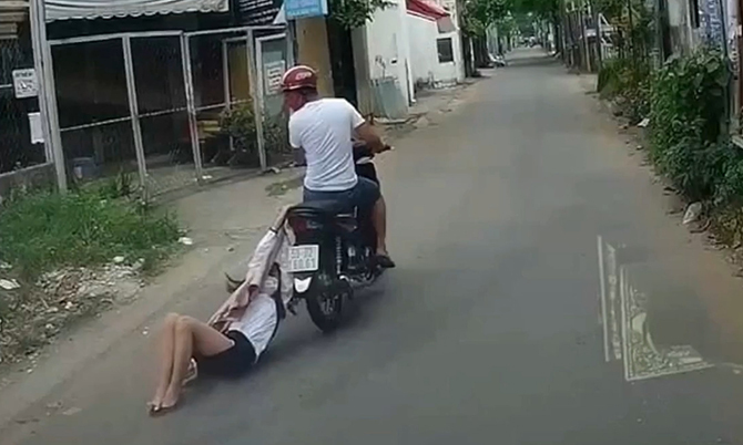 Cướp kéo lê cô gái hàng trăm mét trên phố Sài Gòn